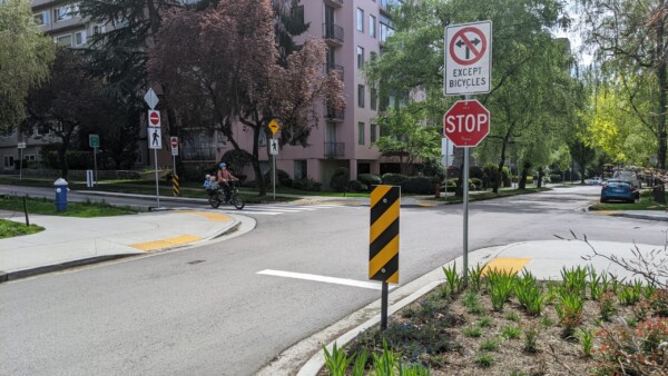 Fietsstraat met eenrichtingsverkeer, verbreed trottoir, en verhoogd zebrapad