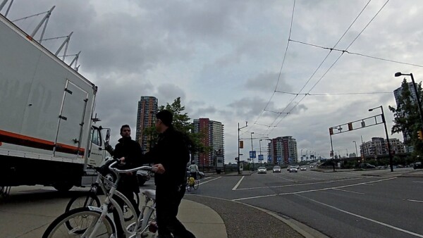 Ontbrekende pad van 150 m tussen Cambie Bridge en de fietsstroken van Beatty Street