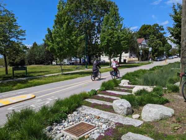 Soortgelijk project langs Woodland Dr bij E 2nd Ave